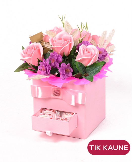 Rožinė muilo gėlių kompozicija dėžutėje
