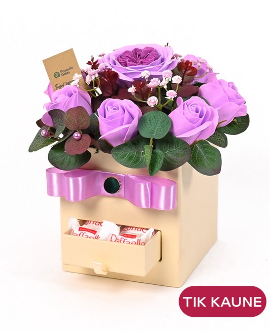 Violetinė muilo gėlių kompozicija dėžutėje