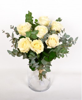 Puokštė su baltomis rožėmis