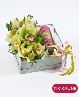 Šviesi gėlių dėžutė su dovanėle