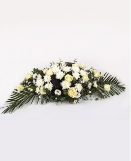 Gedulo kompozicija su baltomis rožėmis ir chrizantemomis