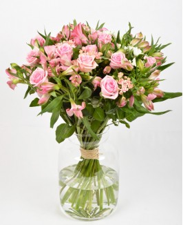 Gėlių puokštė su rožėmis ir alstromerijomis