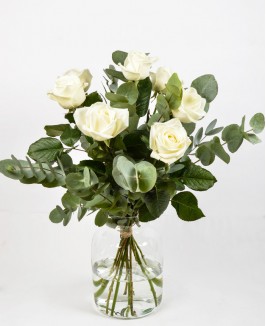 Puokštė su baltomis rožėmis