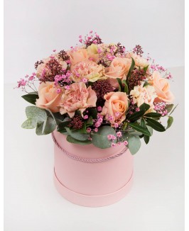 Rožinė dėžutė su įvairiomis gėlėmis
