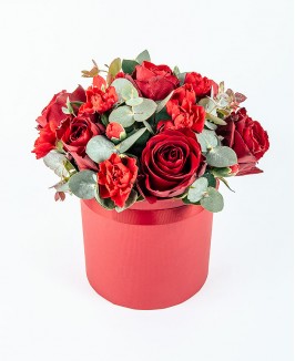 Valentino dienos gėlių dėžutė su raudonomis rožėmis