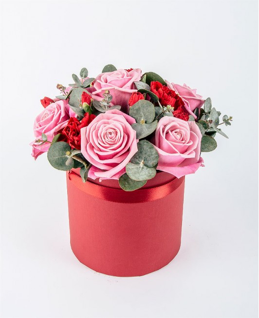 Gėlių dėžutė su švelniai rožinėmis rožėmis